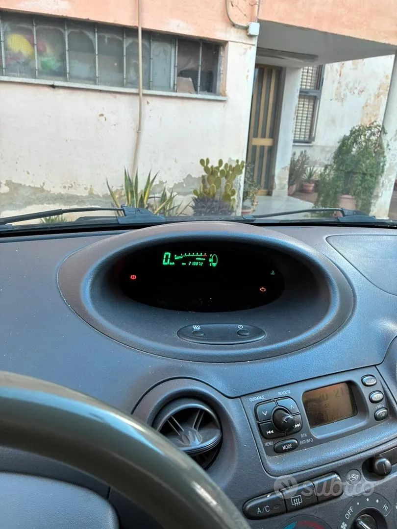 Toyota Yaris 2001 photo 4