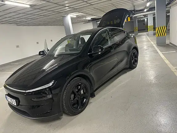Tesla Model Y 2025 photo 2
