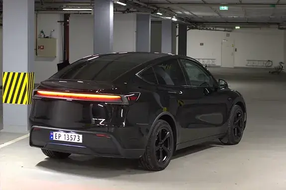 Tesla Model Y 2025 photo 3