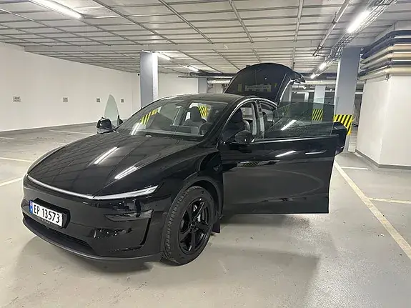 Tesla Model Y 2025 photo 5