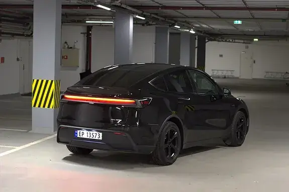 Tesla Model Y 2025 photo 4