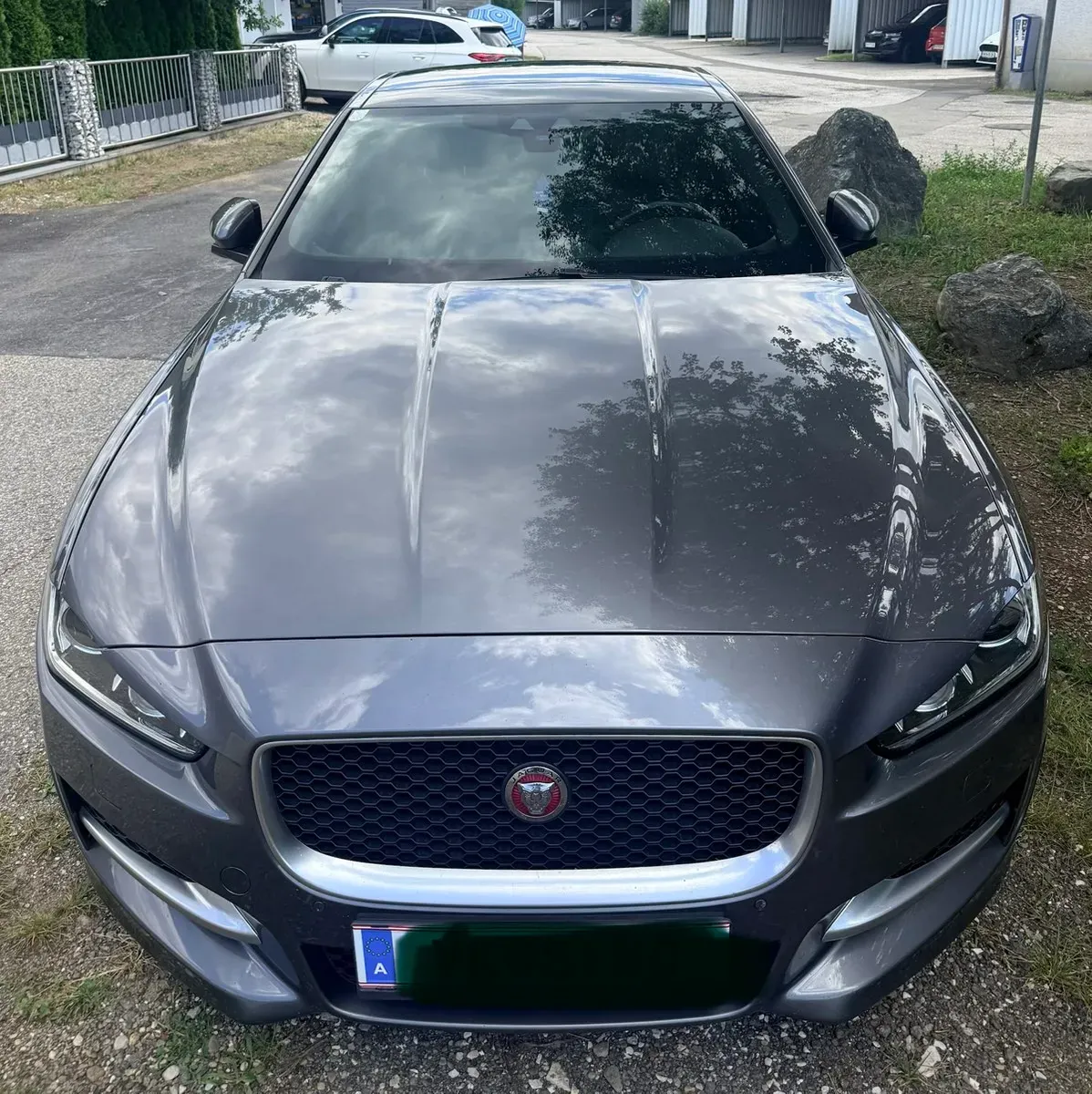 Jaguar Xe 2016 photo 2