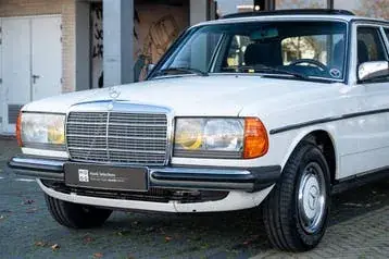 Mercedes-Benz Série 200 1983 photo 2