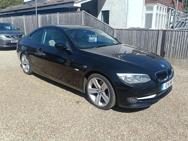 BMW 3 Series 2011 photo 2