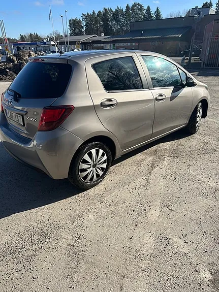 Toyota Yaris 2015 photo 3