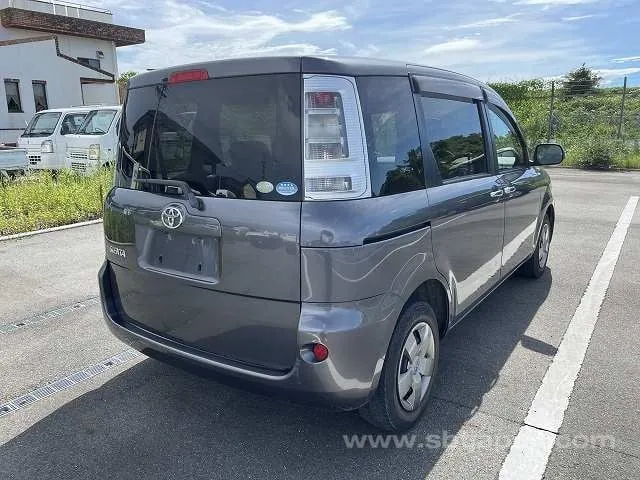 Toyota Sienta 2011 photo 4