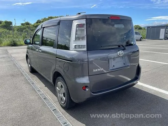 Toyota Sienta 2011 photo 3