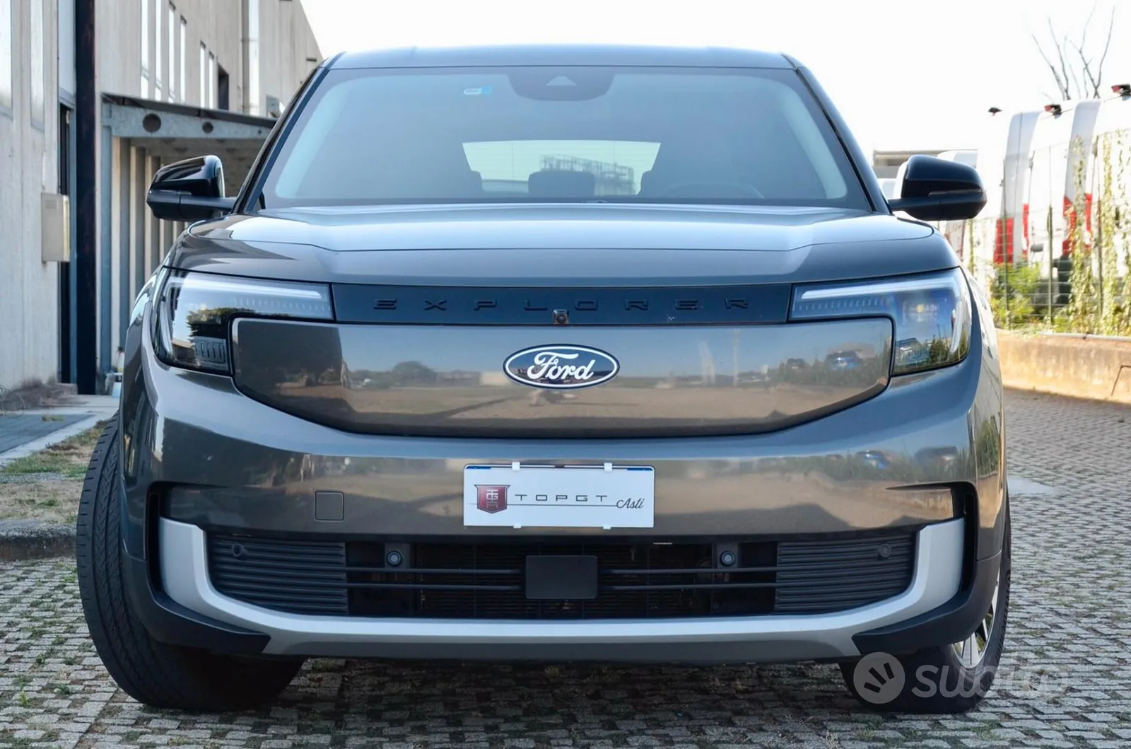 Ford Explorer 2025 photo 2