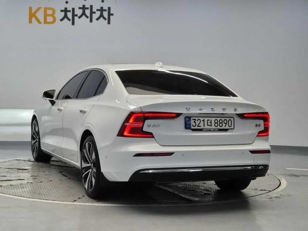 Volvo S60 2024 photo 2