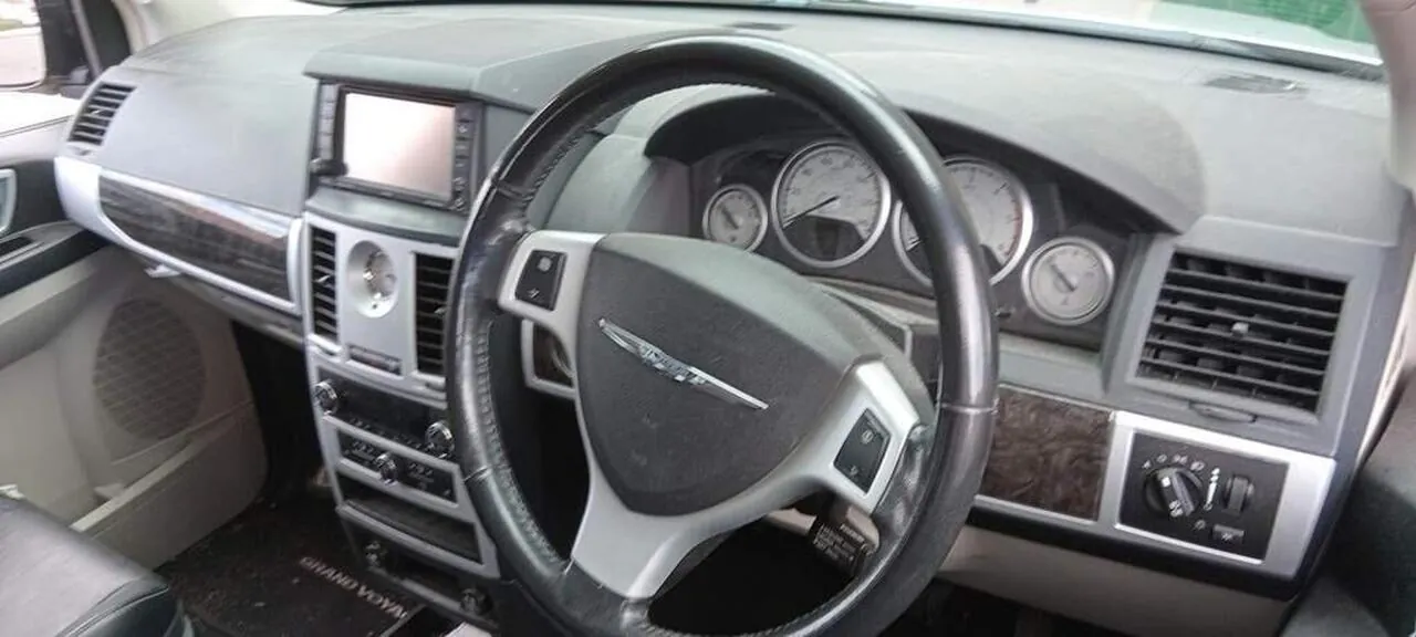 Chrysler Grand Voyager 2012 photo 2
