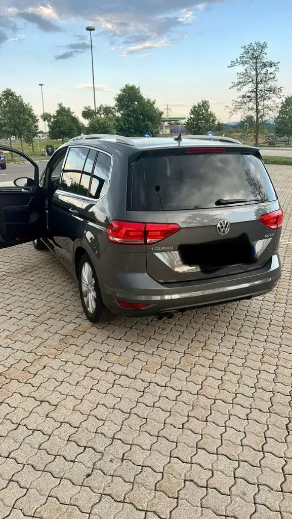 Volkswagen Touran 2017 photo 2