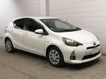 Toyota Aqua 2012 photo 2