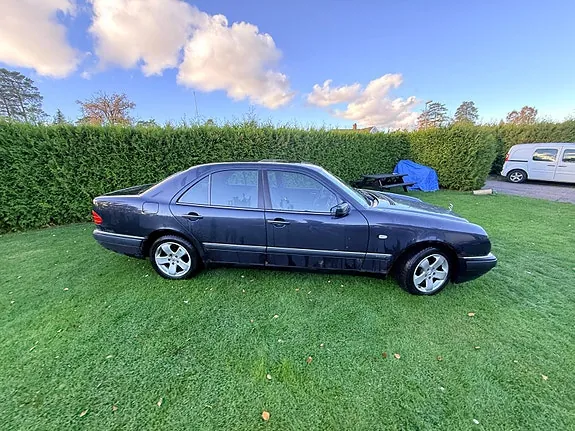 Mercedes-Benz E230 1996 photo 3