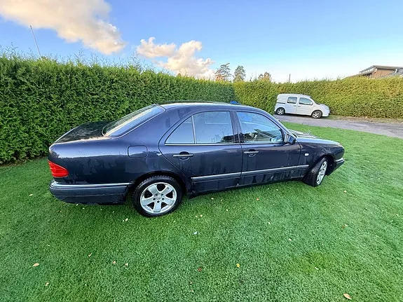 Mercedes-Benz E230 1996 photo 4