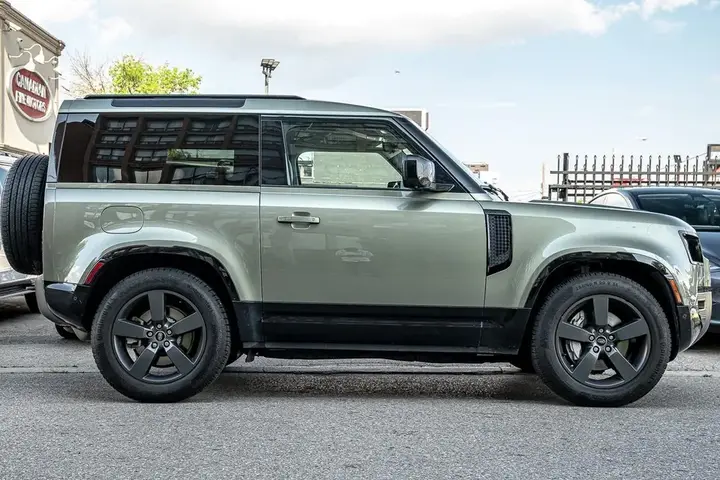 Land Rover Defender 2022 photo 5