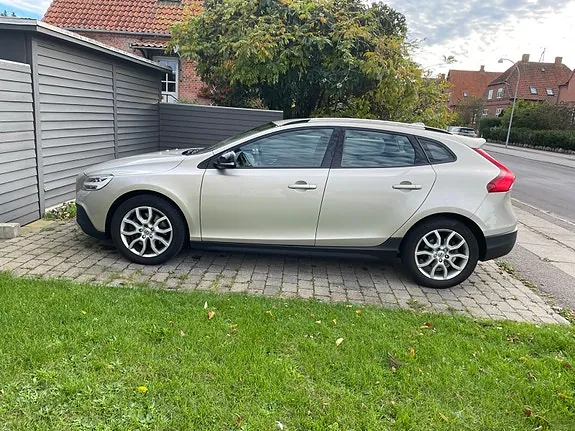 Volvo V40 Cross Country 2018 photo 2