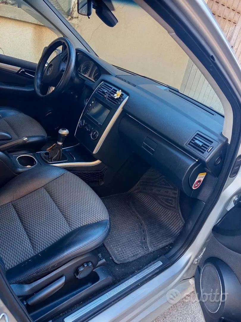 Mercedes-Benz B-Class 2009 photo 2