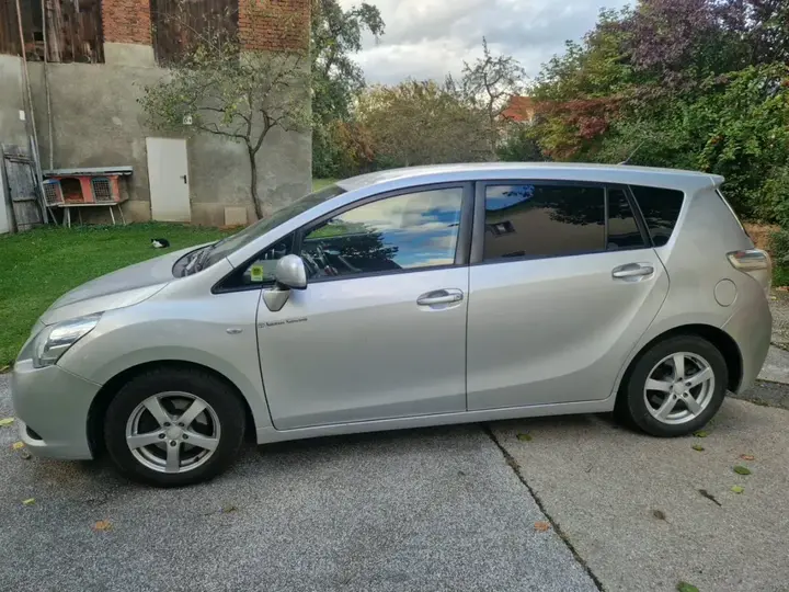 Toyota Verso 2011 photo 2