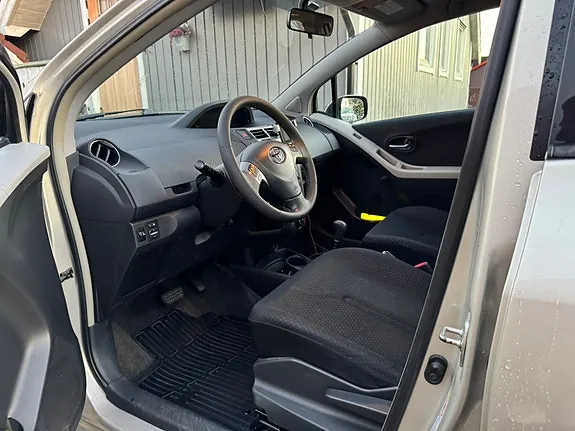Toyota Yaris 2010 photo 5
