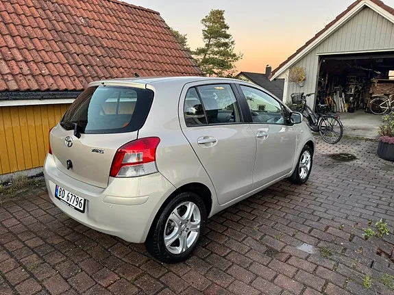 Toyota Yaris 2010 photo 3