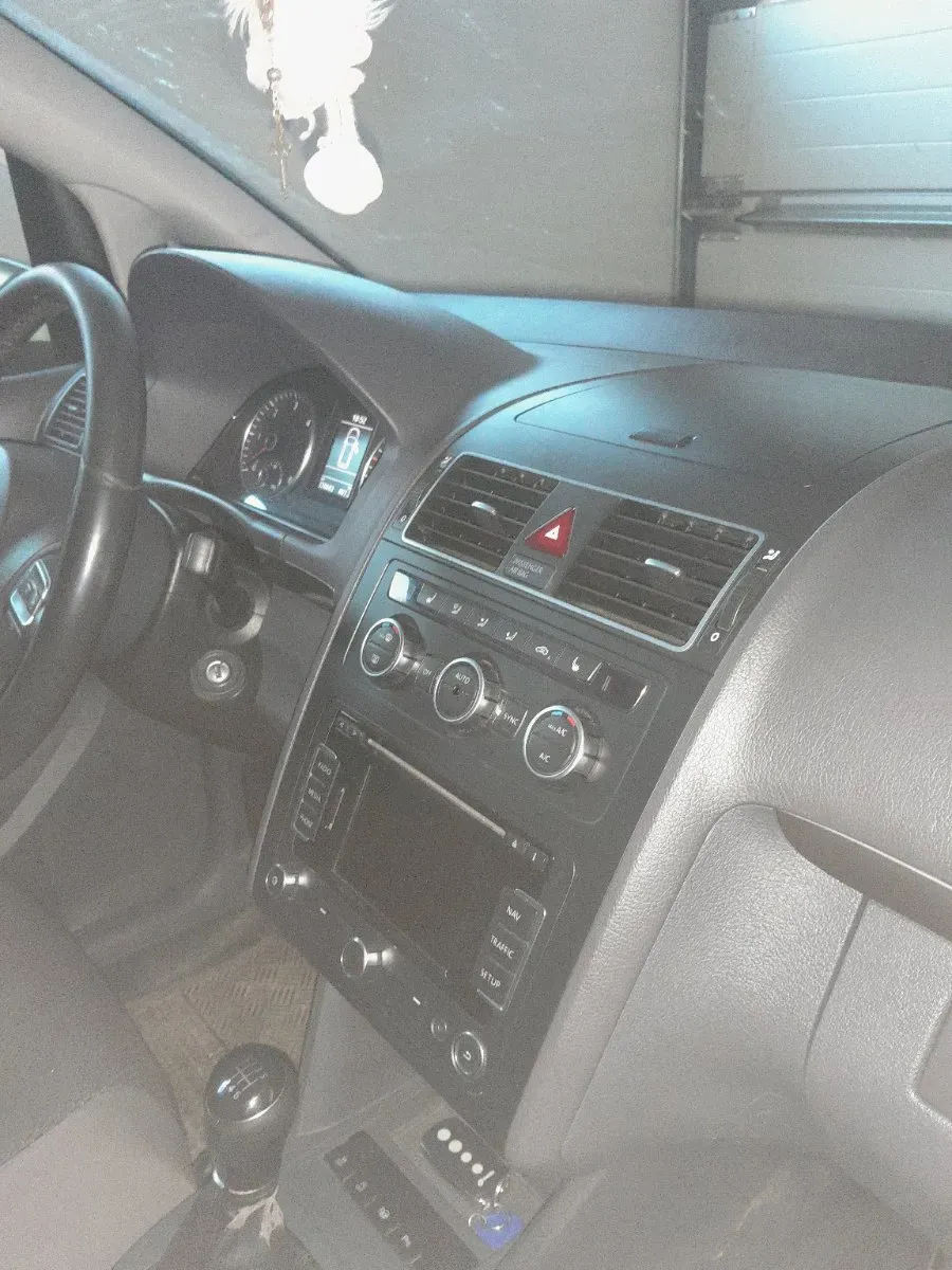 Volkswagen Touran 2013 photo 2