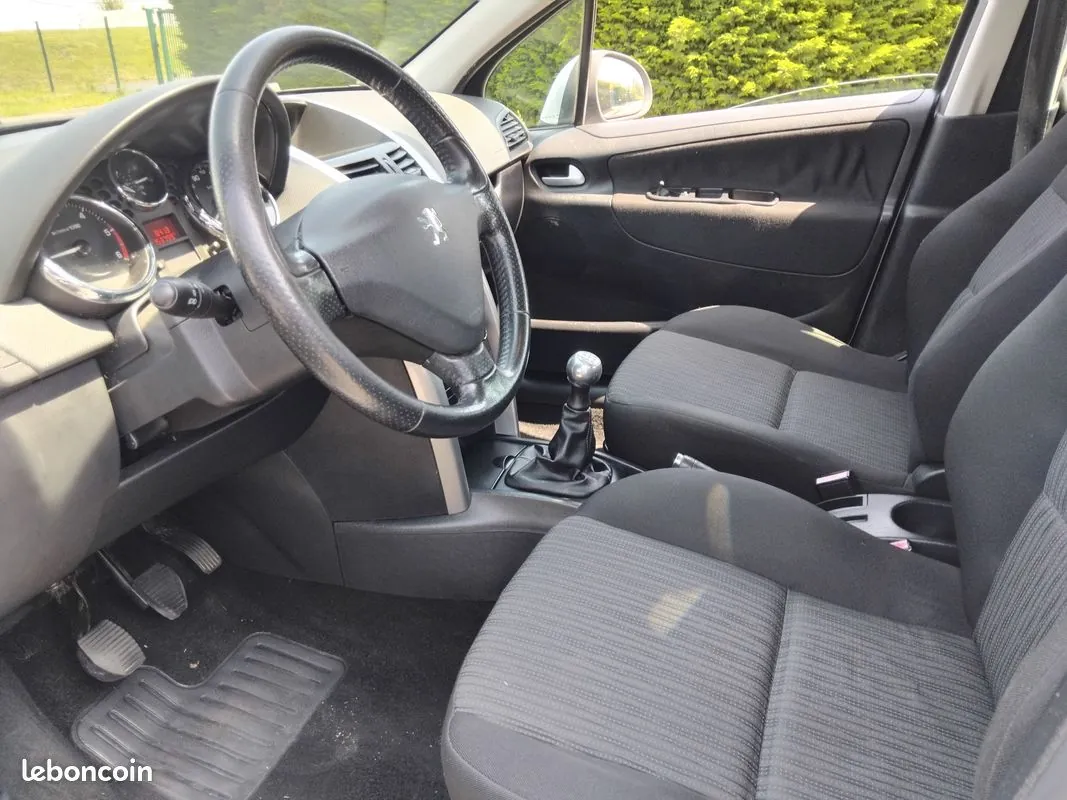 Peugeot 207 2010 photo 3
