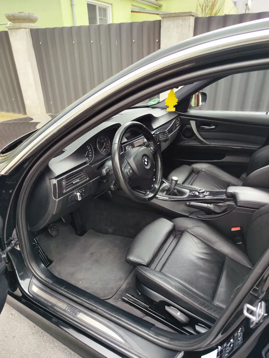 BMW 3 Series 2010 photo 3