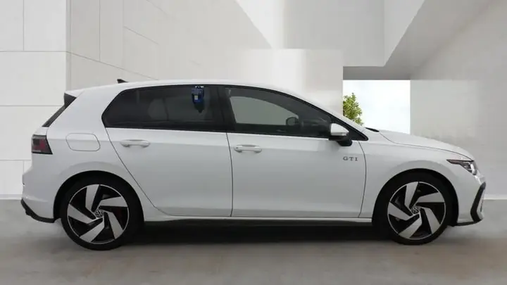 Volkswagen Golf 2024 photo 2
