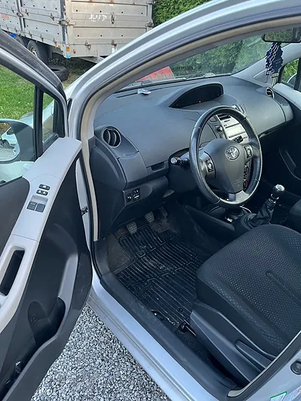 Toyota Yaris 2011 photo 4