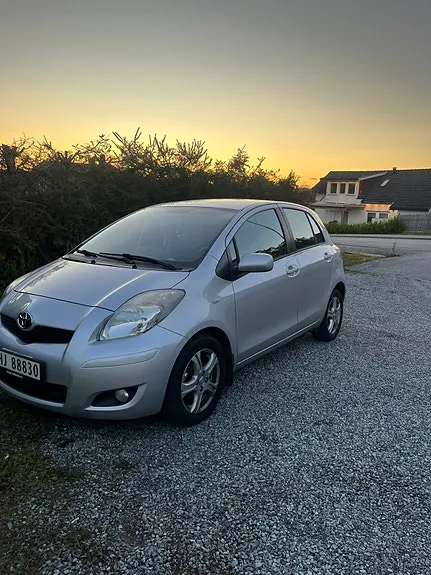 Toyota Yaris 2011 photo 2