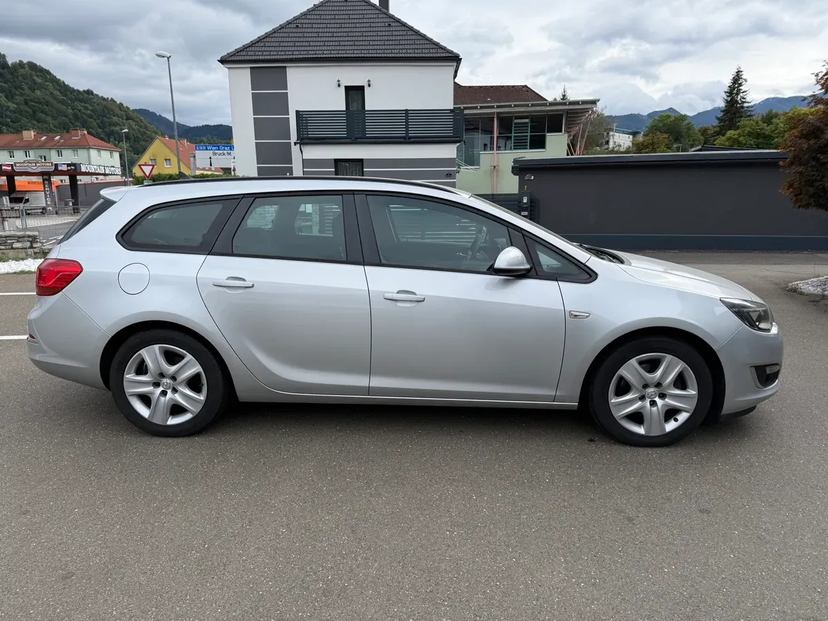 Opel Astra 2013 photo 3