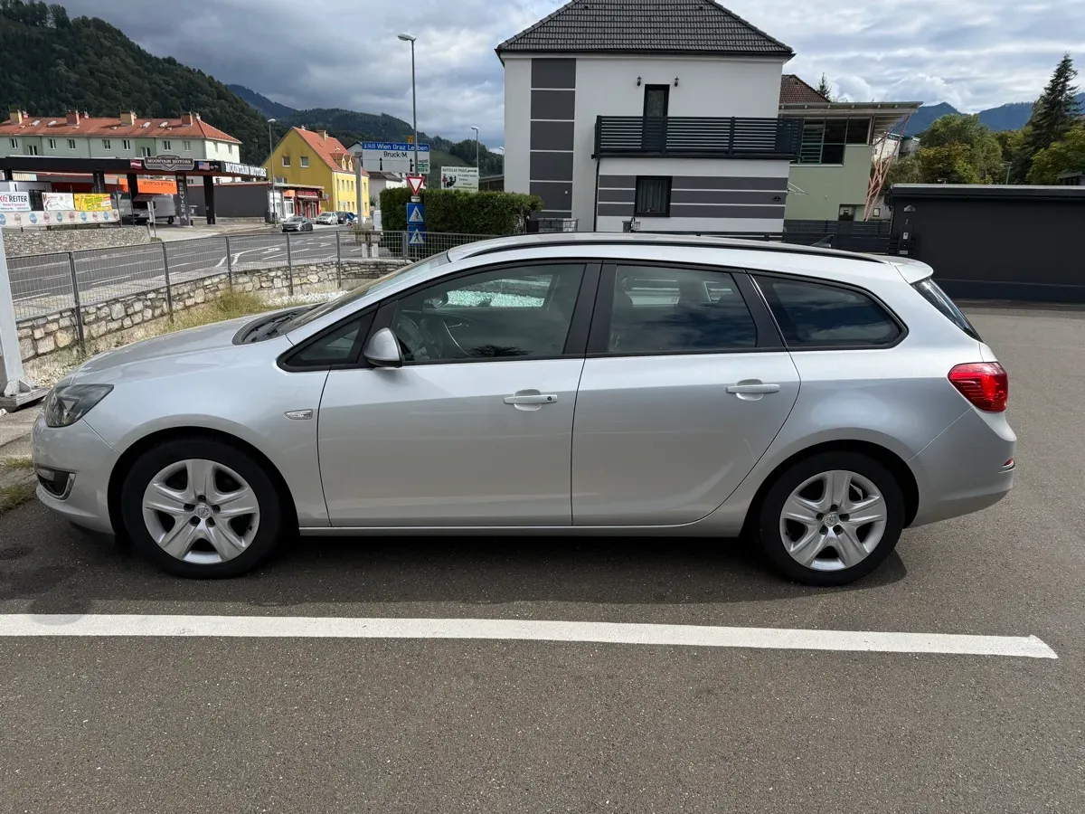Opel Astra 2013 photo 2