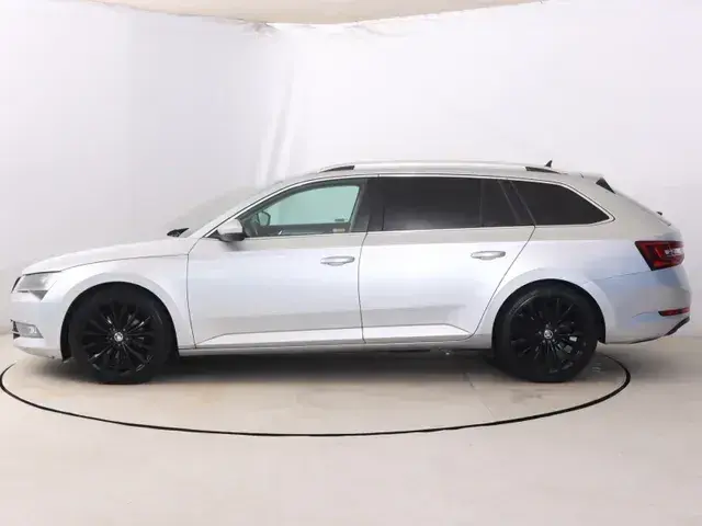 Skoda Superb Combi 2017 photo 2