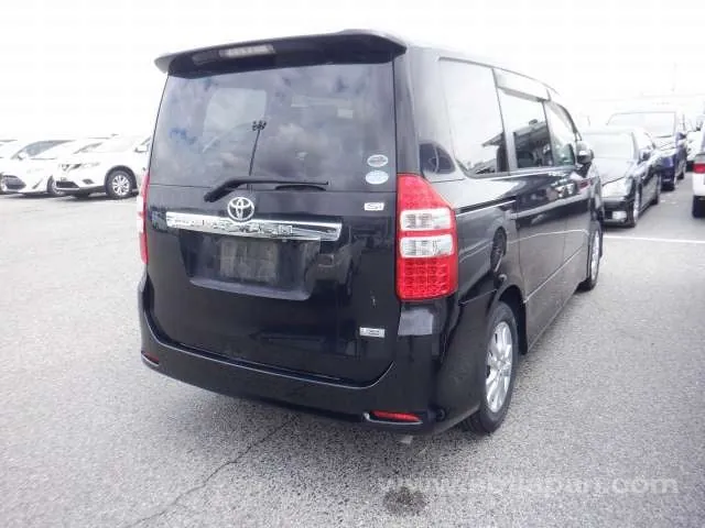 Toyota Noah 2012 photo 4