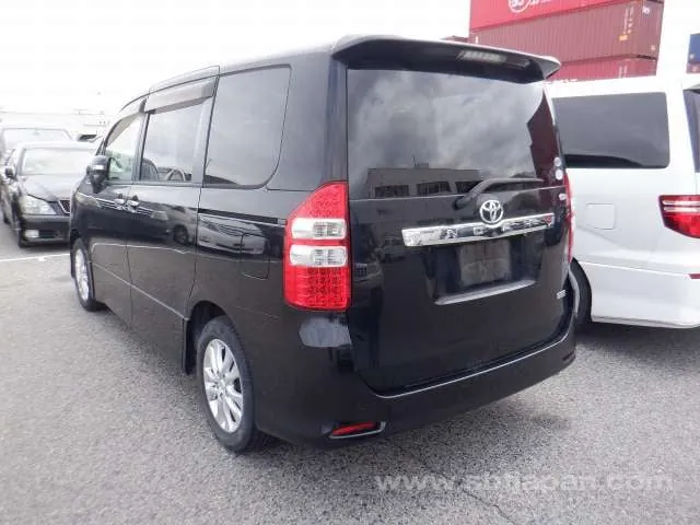 Toyota Noah 2012 photo 3