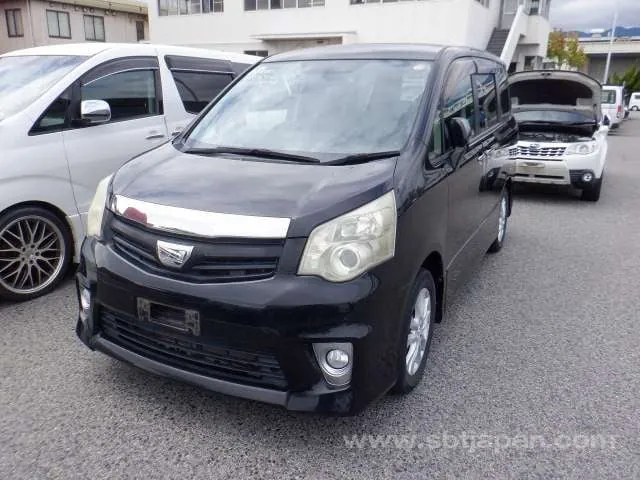 Toyota Noah 2012 photo 2