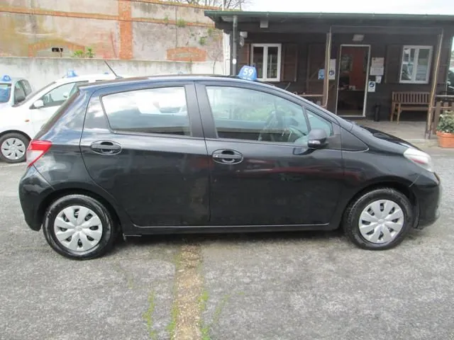 Toyota Yaris 2013 photo 2