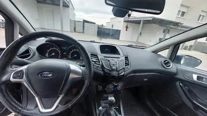 Ford Fiesta 2015 photo 2