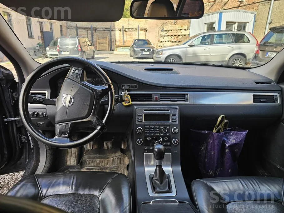 Volvo V70 2010 photo 2