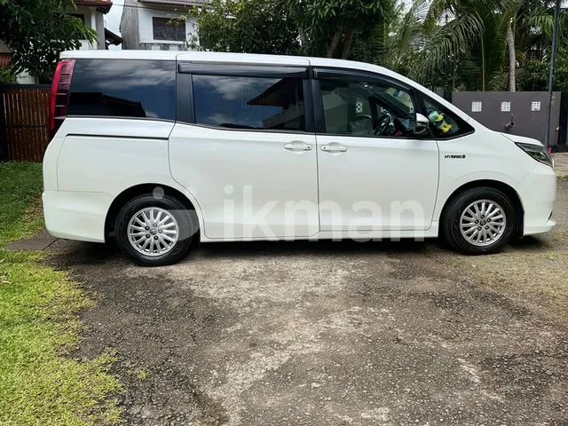 Toyota Noah 2014 photo 2