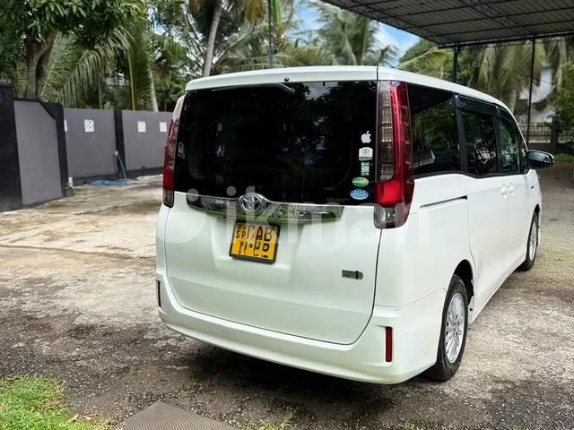 Toyota Noah 2014 photo 5