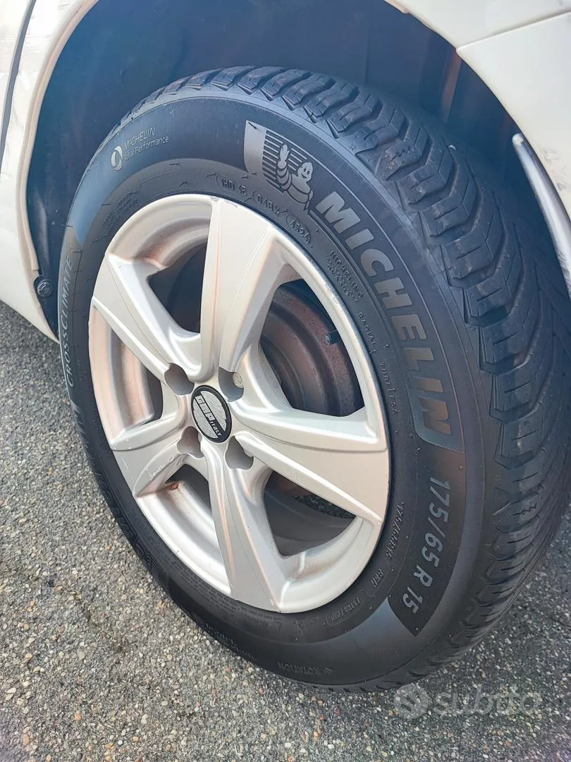 Suzuki Swift 2012 photo 5