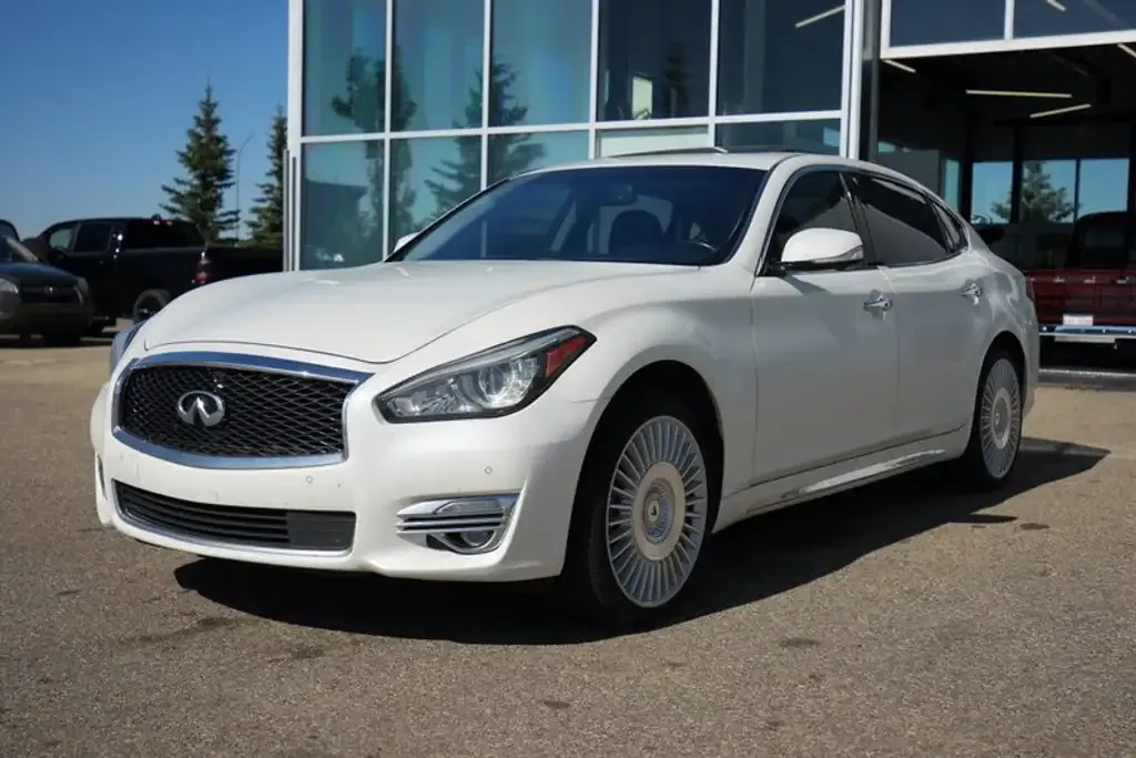 Infiniti Q70