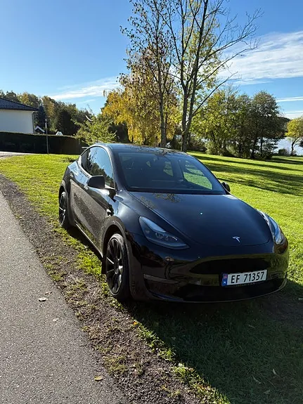 Tesla Model Y 2023 photo 2