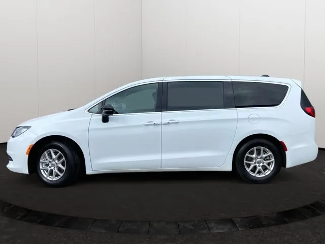 Chrysler Grand Caravan 2025 photo 2