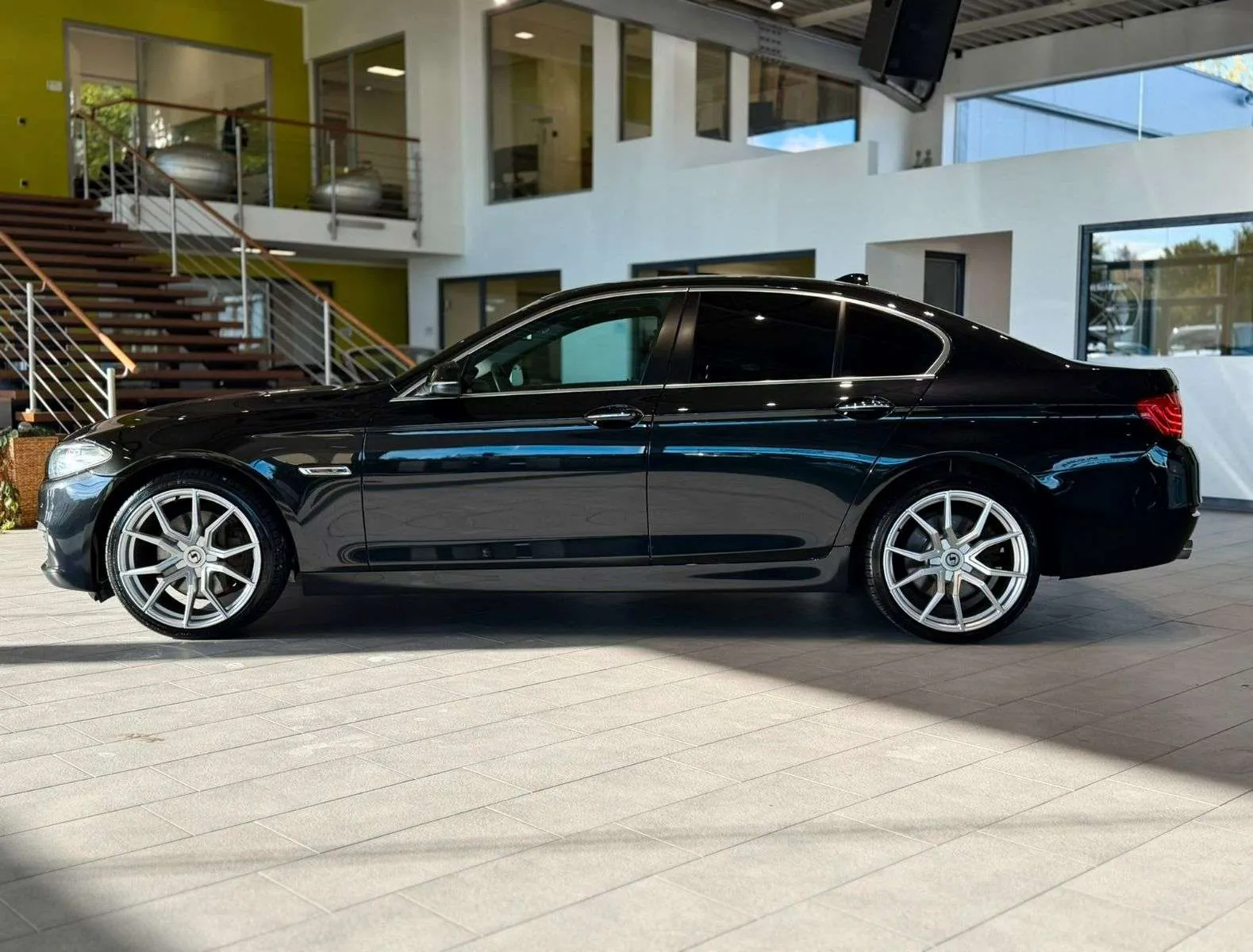 BMW 5 Series 2013 photo 2