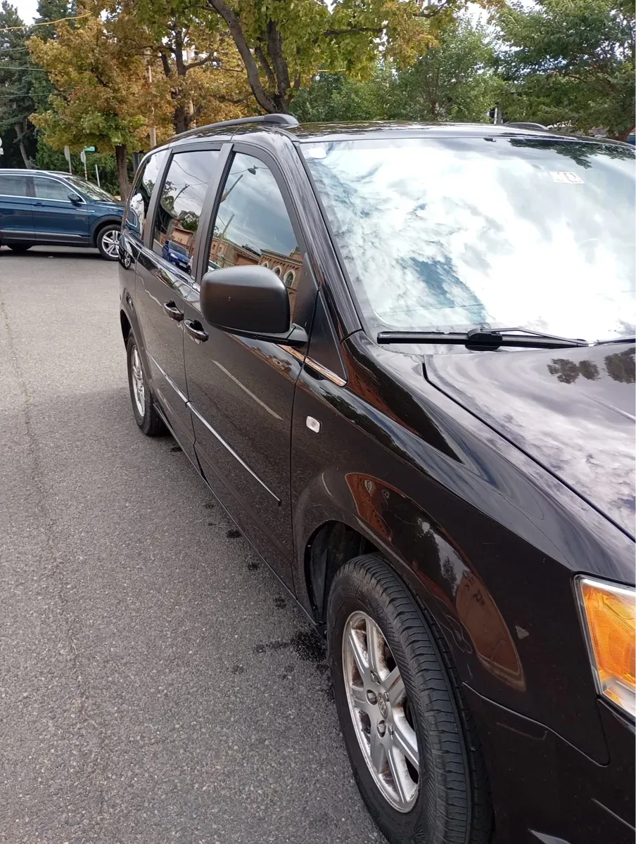 Chrysler Voyager 2010 photo 2