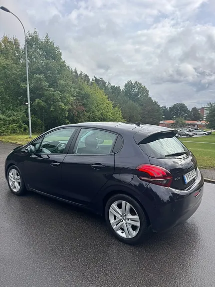 Peugeot 208 2018 photo 3