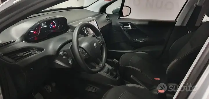 Peugeot 208 2017 photo 2