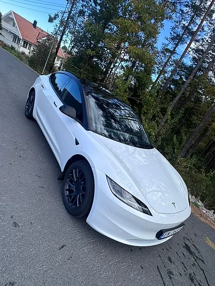 Tesla Model 3 2025 photo 2